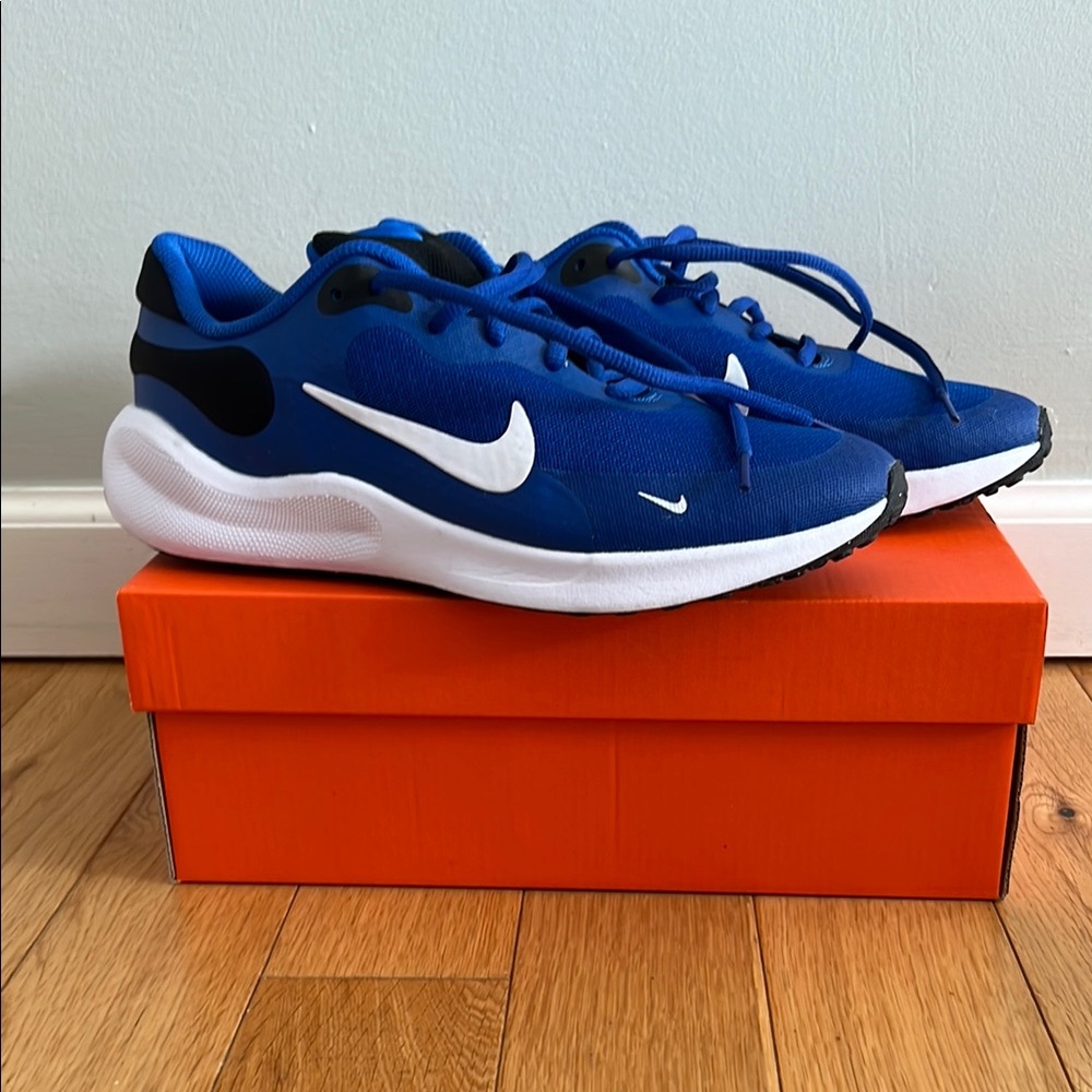 Nike Kids Revolution 7Y in Royal Blue/White Sneakers Worn for an hour once